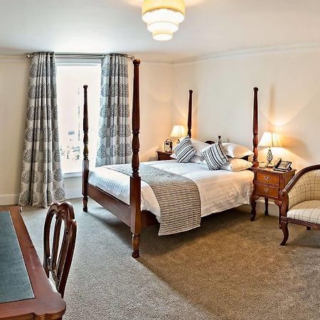The Bishops Table Hotel Фарнем Экстерьер фото