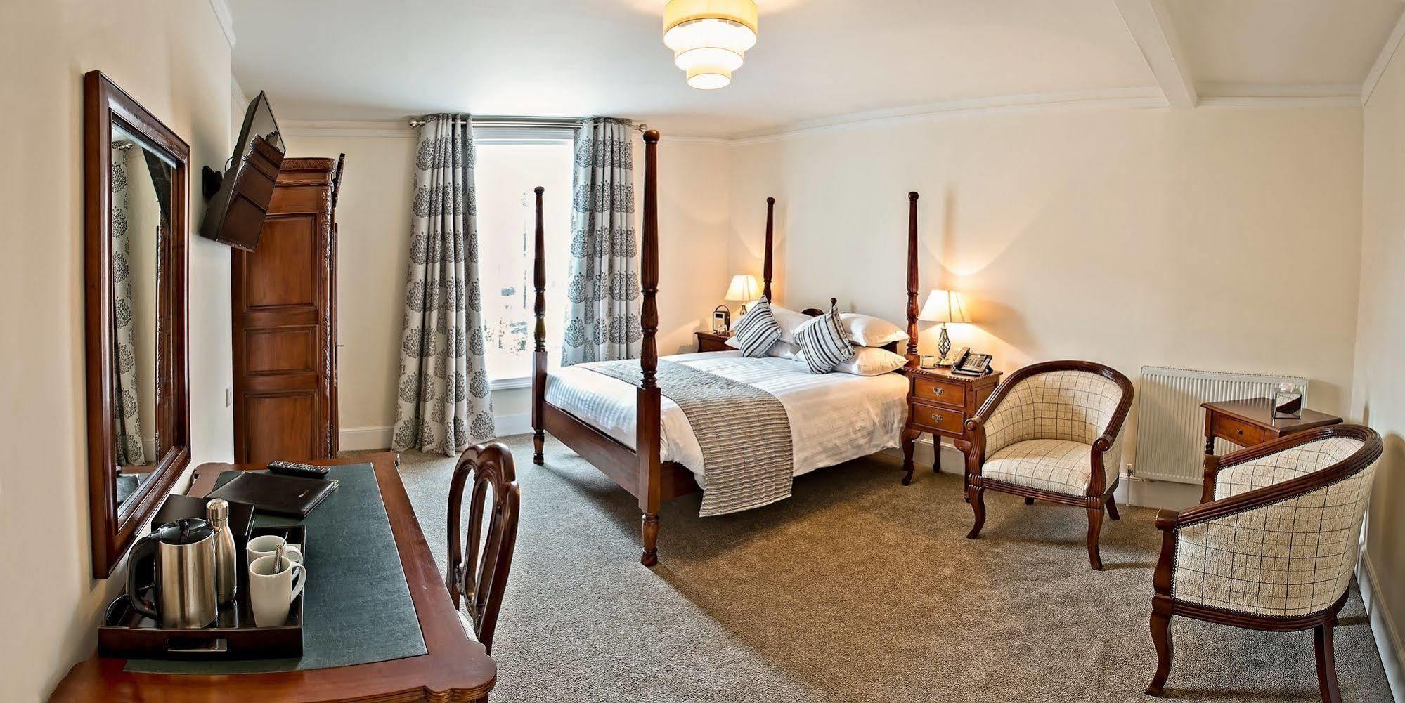 The Bishops Table Hotel Фарнем Экстерьер фото