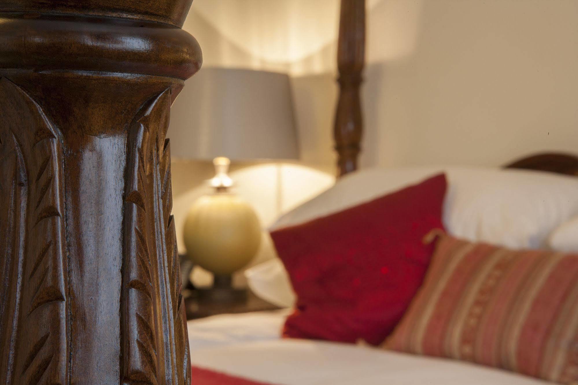 The Bishops Table Hotel Фарнем Экстерьер фото
