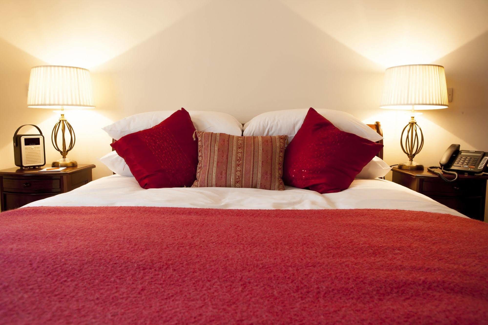 The Bishops Table Hotel Фарнем Экстерьер фото