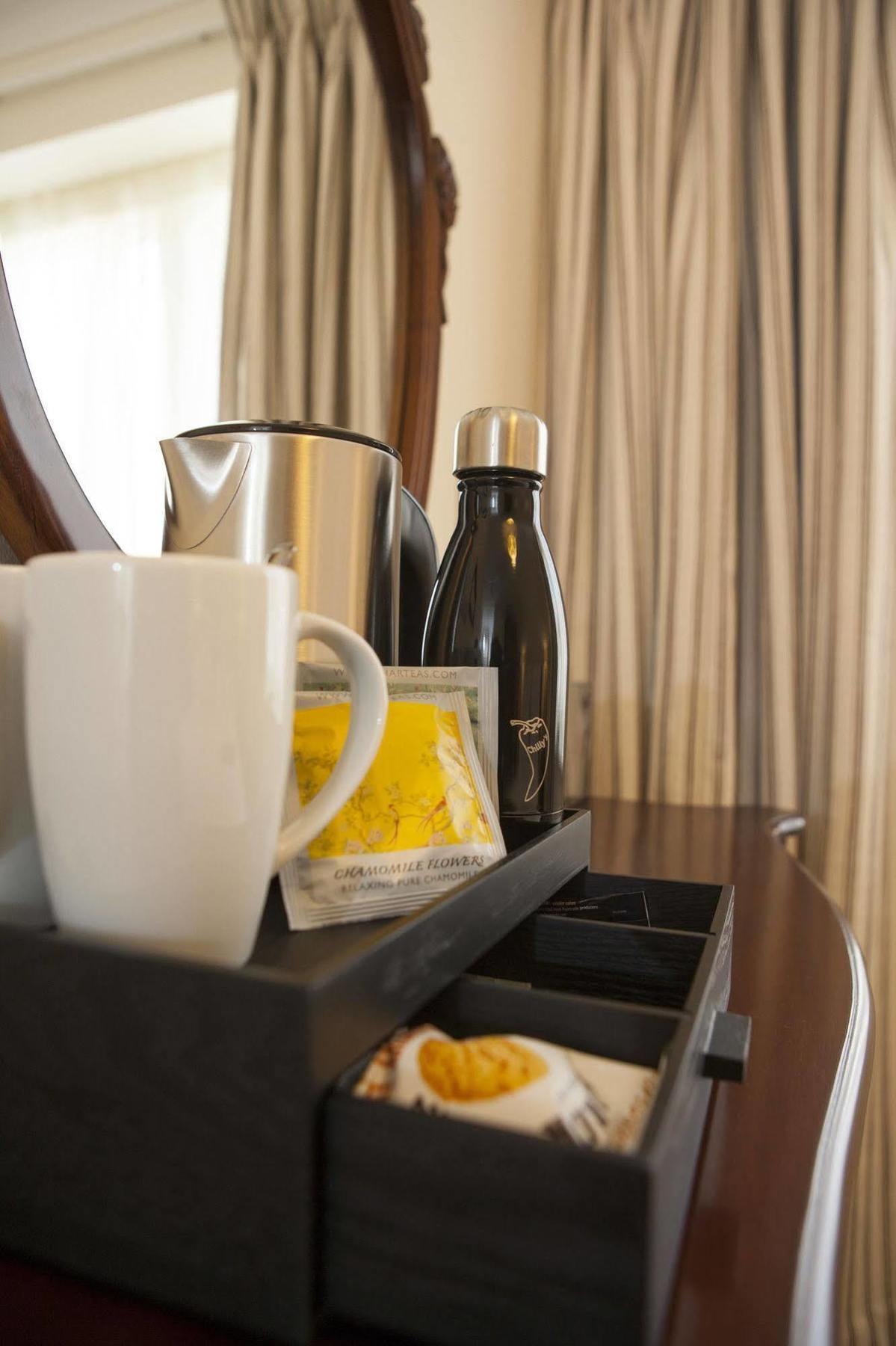 The Bishops Table Hotel Фарнем Экстерьер фото