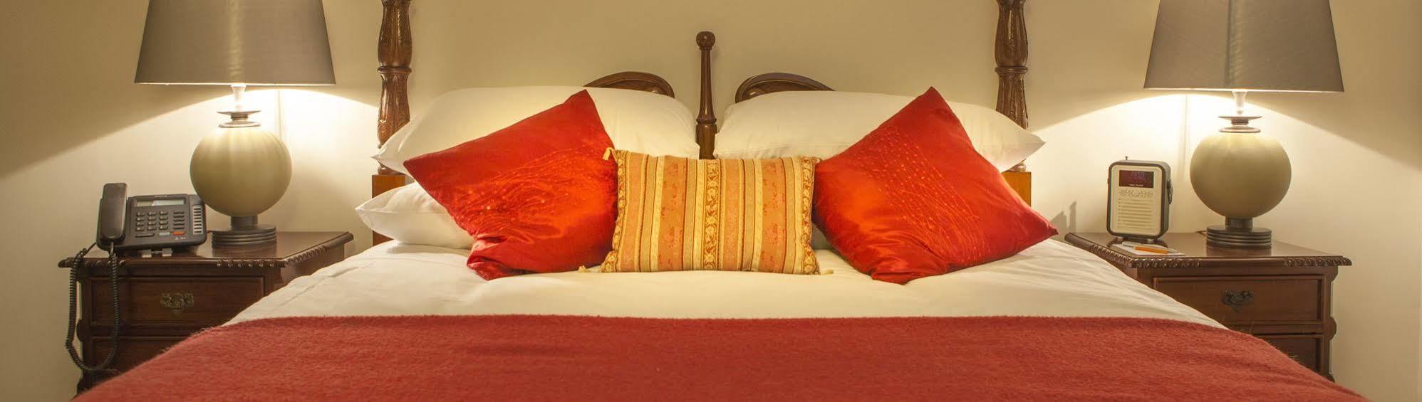 The Bishops Table Hotel Фарнем Экстерьер фото