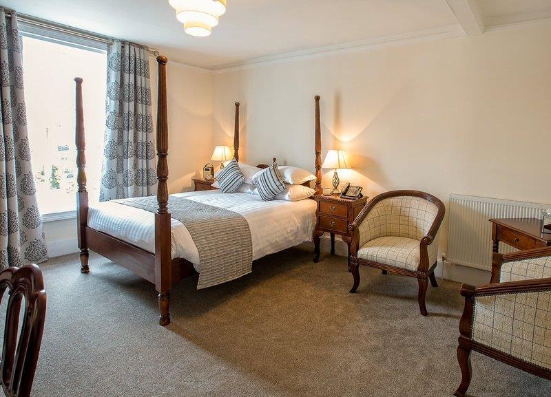 The Bishops Table Hotel Фарнем Экстерьер фото